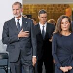 "Momento emocional en Valencia: ciudadanos rinden homenaje a víctimas de la DANA y expresan su disgusto hacia el gobernador por su falta de acción"