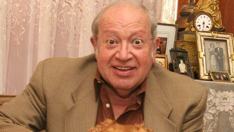 El legendario comediante mexicano Eduardo Manzano se despide de la vida, dejando un legado inolvidable con "Polivoces"