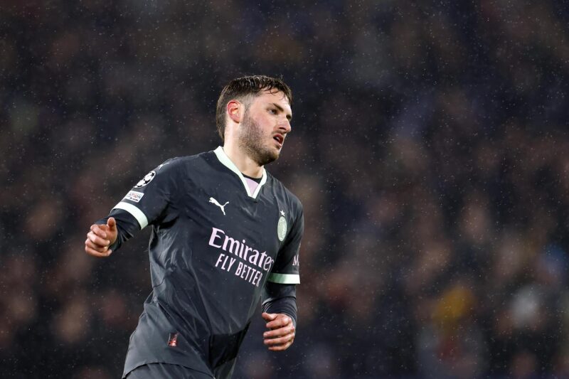 La decepción de un grande: Santi Giménez falla en la oportunidad de llevarse la Supercopa de Italia al pecho.