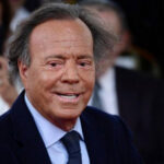 La controversia que rodea a la leyenda del cantante: ¿es cierto o no las acusaciones de violencia sexual contra las empleadas de Julio Iglesias?