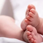 Trágico descubrimiento en la ciudad: un bebé nace y muere horas después en un contenedor de basura, revelando una triste realidad sobre el abandono y la indiferencia.