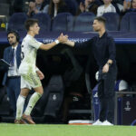 La emotiva despedida de un leyenda: Xabi Alonso recibe homenajes y reconocimientos de sus compañeros en una noche inolvidable.