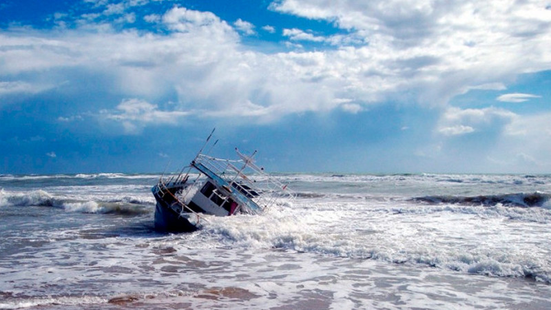 Más de 50 migrantes pierden la vida en un naufragio cerca de las costas libianas.