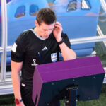 Aficionado del Napoli es agredido por su esposa tras confundir reclamos al VAR con insultos durante el Atalanta-Napoli