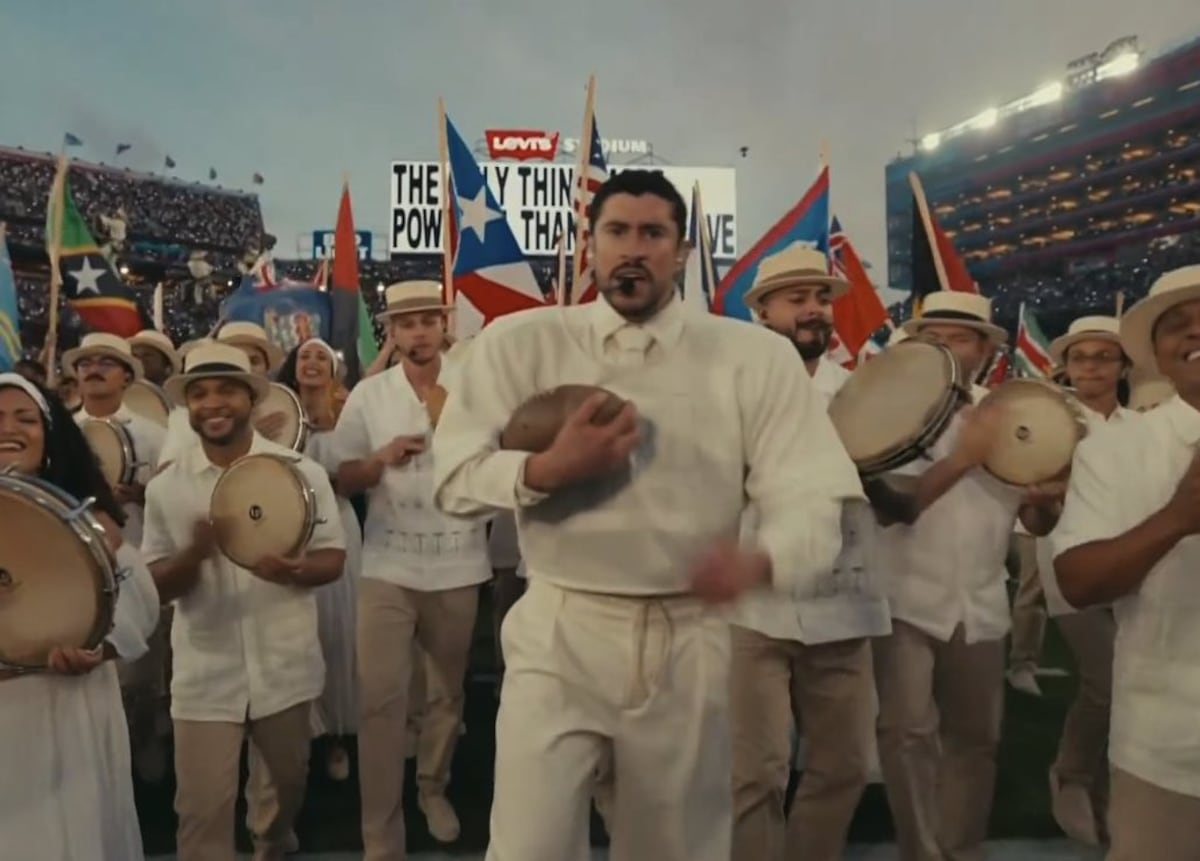 Bad Bunny convierte el Super Bowl en un escenario político bajo fuego después de las críticas y el boicot conservador.